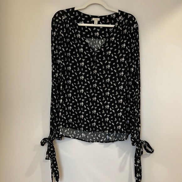 Hinge Long Tie-Sleeved Blouse - Picture 6 of 10